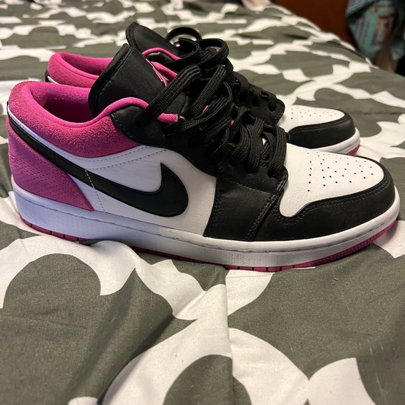 Air Jordan 1 Low SE GS Black Active Fuchsia - Picture 2 of 6